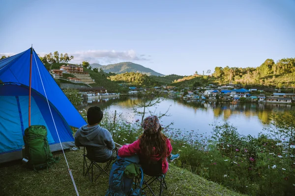 Coppia asiatica Campi di montagna nei villaggi rurali, vicino al lago, idee viaggio, campeggio, vacanza rilassante.in Thailandia — Foto Stock