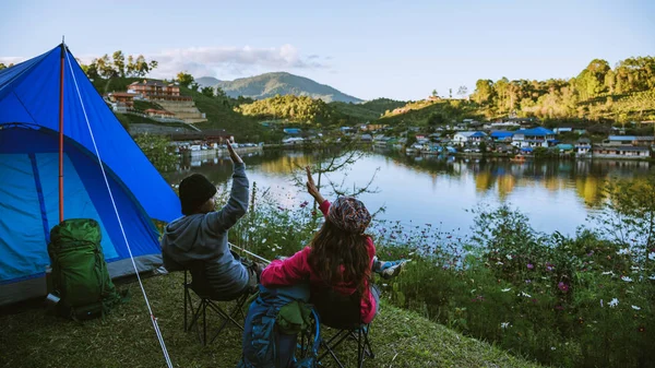 Aziatisch koppel Bergkampen in landelijke dorpen, dicht bij het meer, reistips, camping, ontspannende vakanties.in Thailand — Stockfoto