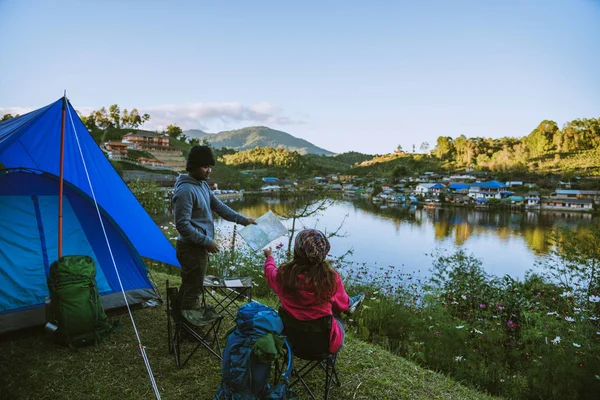 Aziatisch koppel Bergkampen in landelijke dorpen, dicht bij het meer, reistips, camping, ontspannende vakanties.in Thailand — Stockfoto