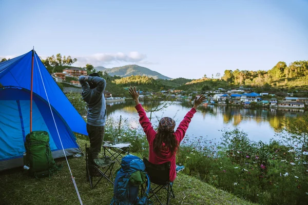 Coppia asiatica Campi di montagna nei villaggi rurali, vicino al lago, idee viaggio, campeggio, vacanza rilassante.in Thailandia — Foto Stock