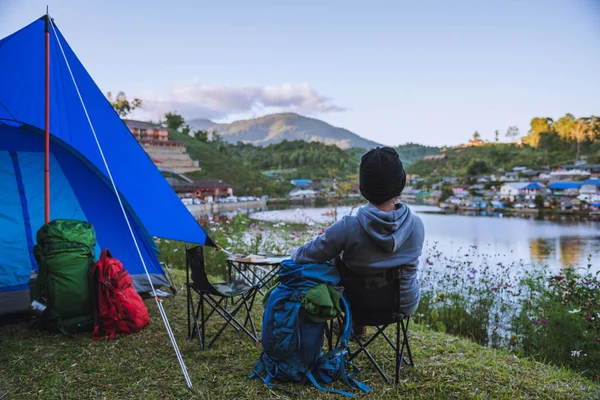 Homem asiático viajar natureza. Viajar relaxar, Acampar em uma aldeia rural na montanha, perto do lago . — Fotografia de Stock