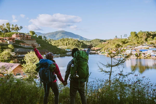 Amantes mulheres e homens asiáticos viajar relaxar no feriado. Levante-se olhando paisagem nas montanhas. Feliz com turismo relaxante . — Fotografia de Stock