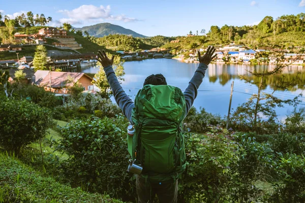 Aziatisch man Camping Wandelen Reizen Reizen Trek Concept, Vakantie reizen, Reizen ontspannen, Natuurlijke Touch platteland, in Thailand. — Stockfoto