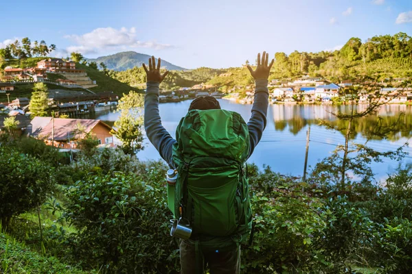 Homem asiático Camping Camping Journey Travel Trek Conceito, Viagens de férias, Viajar relaxar, Natural Touch campo, na Tailândia . — Fotografia de Stock