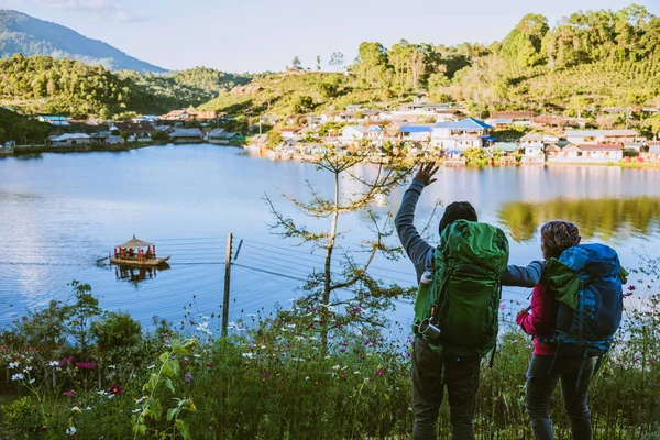 Casal jovem Camping Camping Journey Travel Trek Conceito, Viagens de férias, Viajar relaxar, Natural Touch campo, na Tailândia . — Fotografia de Stock