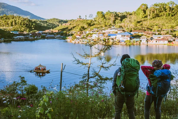 Jonge stel Camping Wandelen Reizen Reizen Trek Concept, Vakantie reizen, Reizen ontspannen, Natuurlijke Touch platteland, in Thailand. — Stockfoto