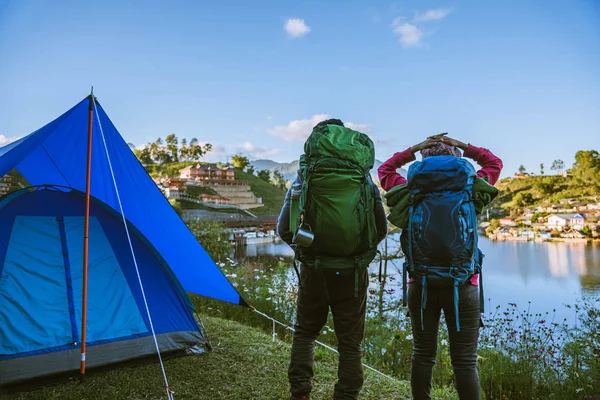 Aziatisch koppel Bergkampen in landelijke dorpen, dicht bij het meer, reistips, camping, ontspannende vakanties.in Thailand — Stockfoto