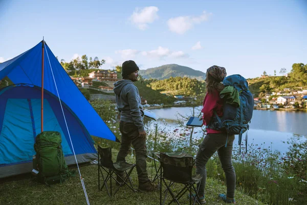 Aziatisch koppel Kamp op de berg in het hogere dorp in de buurt van het meer, Camping Travel Concept, Travel Relax concept Kaart. — Stockfoto