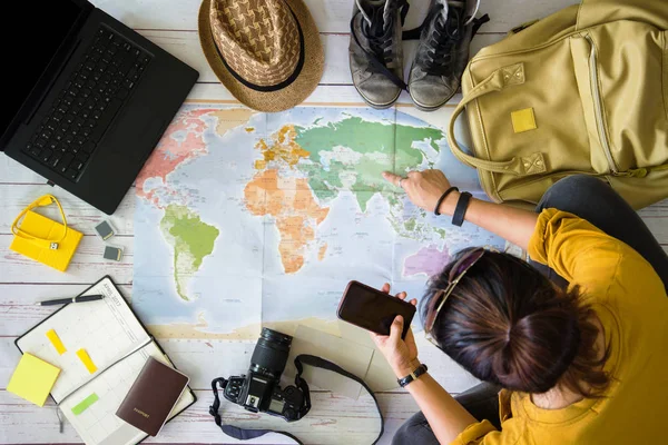 Haritayla seyahat planlama kavramı. Gezginler için teçhizatın genel görünümü. Seyahat konsepti, Çin haritasını gösteren genç bir kadın. Haritayla tatil gezisinde konsept. — Stok fotoğraf