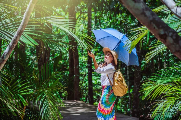 Asiatische Frauen reisen entspannt in die Natur im Urlaub. Naturstudie im Wald. Mädchen glücklich zu Fuß lächelnd und genießen Reisen durch den Mangrovenwald. tha pom-klong-song-nam bei krabi. Sommer — Stockfoto