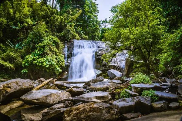 背景壁纸自然森林小山瀑布。 我不知道你在说什么。 旅行的天性 旅行放松。 百合瀑布. — 图库照片