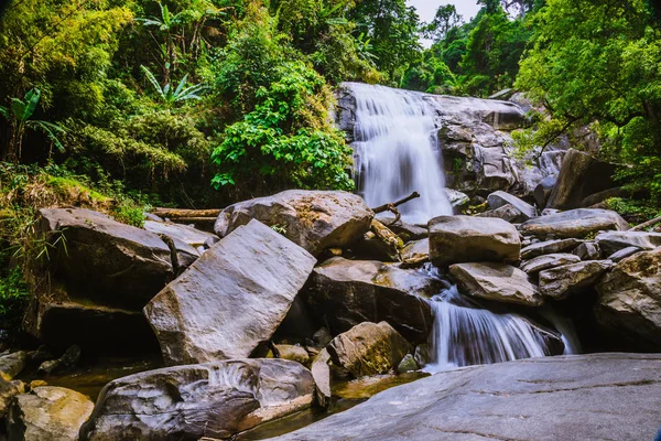 Fondo Fondos de pantalla naturaleza Forest Hill Waterfall. Thailand Doi en Thanon. Naturaleza de viaje. Relájate. Cascada de silicio . — Foto de Stock