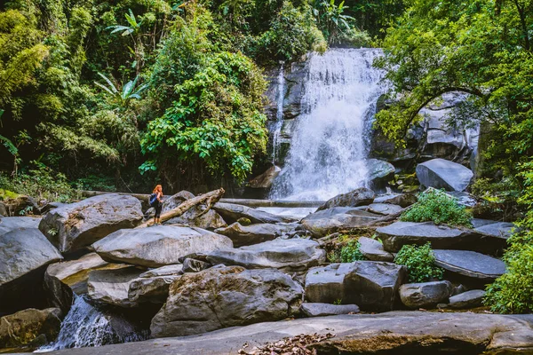 女人旅行。 亚洲妇女旅行者旅行大自然森林，高山，瀑布。 前往泰国清迈的「百合瀑布」. — 图库照片