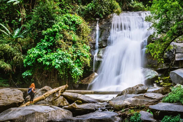 Las mujeres viajan. mujer Asia viajeros viajar naturaleza Bosques, montañas, cascadas. Viajar Siliphum Cascada en Chiangmai, en Tailandia . — Foto de Stock