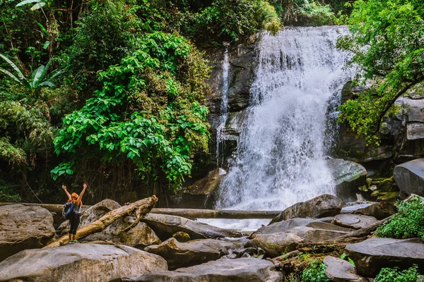 女人旅行。 亚洲妇女旅行者旅行大自然森林，高山，瀑布。 前往泰国清迈的「百合瀑布」. — 图库照片