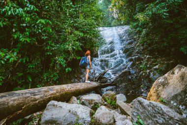 Kadınlar seyahat eder. Kadın Asya gezginleri doğa ormanlarını, dağları, şelaleleri gezer. Tayland 'daki Chiangmai' de Siliphum Şelalesi 'ne git..