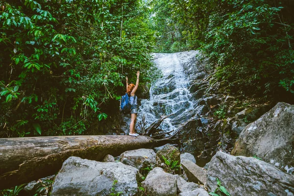 Ženy cestují. žena Asie cestovatelé cestovat příroda Lesy, hory, vodopády. Cestovní Siliphum Vodopád v Chiangmai, v Thajsku. — Stock fotografie