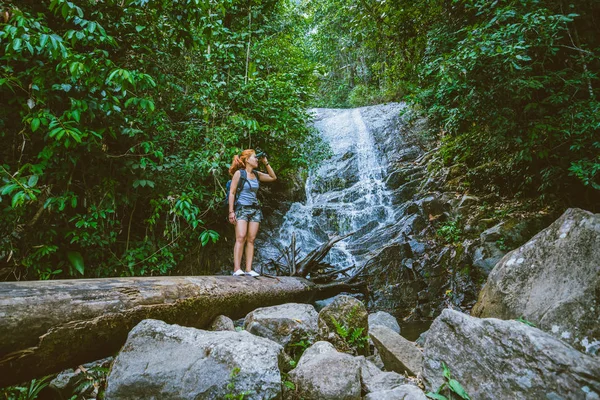 Kobiety podróżują. Kobieta Azja podróżuje przyroda Lasy, góry, wodospady. Wodospad krzemowy w Chiangmai, Tajlandia. — Zdjęcie stockowe
