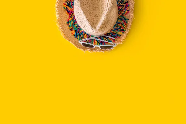 Gafas de sol blancas y sombrero de paja Coloridas rayas sobre fondo amarillo brillante. concepto de verano —  Fotos de Stock