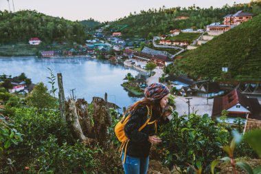 Günbatımının tadını çıkaran genç bir seyahat. Asyalı kadın doğayı gezer. Seyahat rahatla.