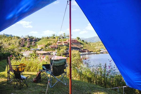 De tent van de toerist op de camping in de buurt van het meer, Concept Camping Ontspannen Toerisme in dorp Platteland. — Stockfoto