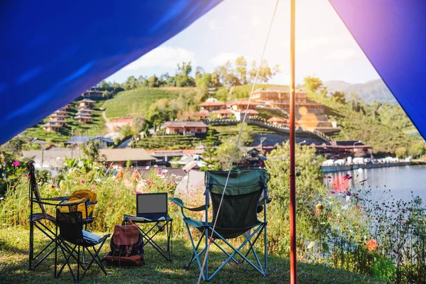 De tent van de toerist op de camping in de buurt van het meer, Concept Camping Ontspannen Toerisme in dorp Platteland. — Stockfoto