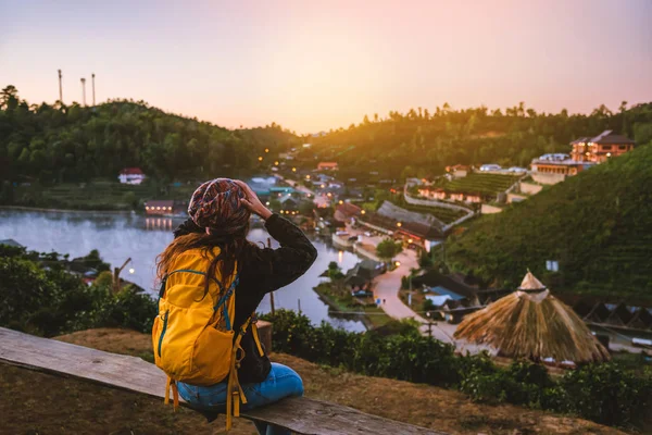 Viajantes do sexo feminino viajam montanha natureza. Viagem em viagem Ban Rak Aldeia tailandesa no campo em Mae Hong Son, na Tailândia . — Fotografia de Stock