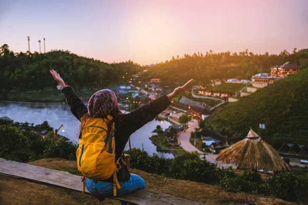 Viajantes do sexo feminino viajam montanha natureza. Viagem em viagem Ban Rak Aldeia tailandesa no campo em Mae Hong Son, na Tailândia . — Fotografia de Stock