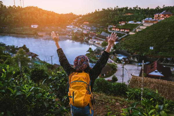 Viajantes do sexo feminino viajam montanha natureza. Viagem em viagem Ban Rak Aldeia tailandesa no campo em Mae Hong Son, na Tailândia . — Fotografia de Stock