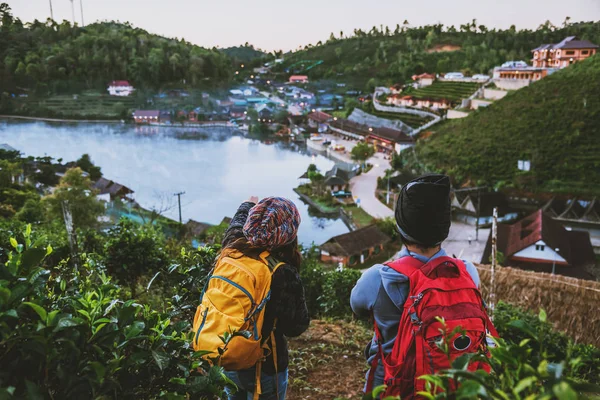 Paar familie reizen samen op de berg in het dorp platteland op Thailand, op Ban Rak Thai dorp. Reizen ontspannen vakantie. — Stockfoto