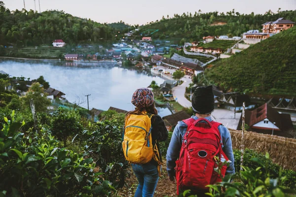 Paar familie reizen samen op de berg in het dorp platteland op Thailand, op Ban Rak Thai dorp. Reizen ontspannen vakantie. — Stockfoto