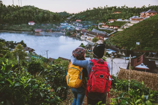 Paar familie reizen samen op de berg in het dorp platteland op Thailand, op Ban Rak Thai dorp. Reizen ontspannen vakantie. — Stockfoto