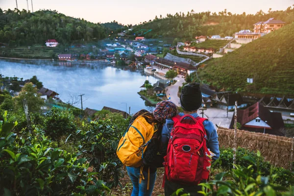 Paar Aziaten reizen samen op de berg in Ban Rak Thaise dorpslandschap. Reizen, kamperen in de winter, Ontspanning in de buitenlucht, Romantische stellen. — Stockfoto