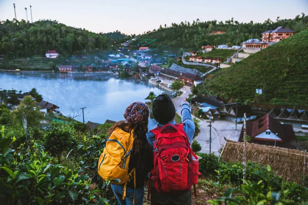Casal asiático viajando juntos na montanha em Ban Rak paisagem aldeia tailandesa. Viajar, acampar no inverno, Relaxamento ao ar livre, casais românticos . — Fotografia de Stock