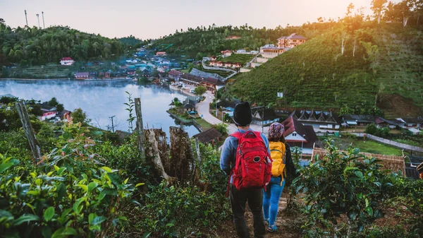 Casal família viajando juntos na montanha na aldeia rural na Tailândia, na aldeia tailandesa Ban Rak. Viagem relaxar férias . — Fotografia de Stock