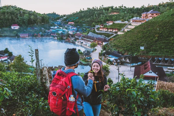 Paar Aziaten reizen samen op de berg in Ban Rak Thaise dorpslandschap. Reizen, kamperen in de winter, Ontspanning in de buitenlucht, Romantische stellen. — Stockfoto