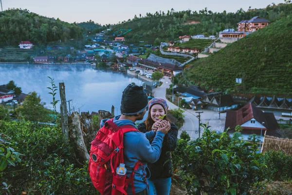 Casal asiático viajando juntos na montanha em Ban Rak paisagem aldeia tailandesa. Viajar, acampar no inverno, Relaxamento ao ar livre, casais românticos . — Fotografia de Stock