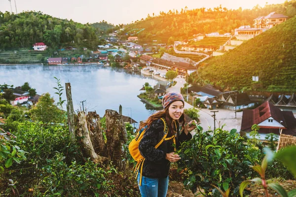 Viagem jovem desfrutando de um olhar para o pôr do sol. Mulher asiática viajar natureza. Viagem relaxar . — Fotografia de Stock