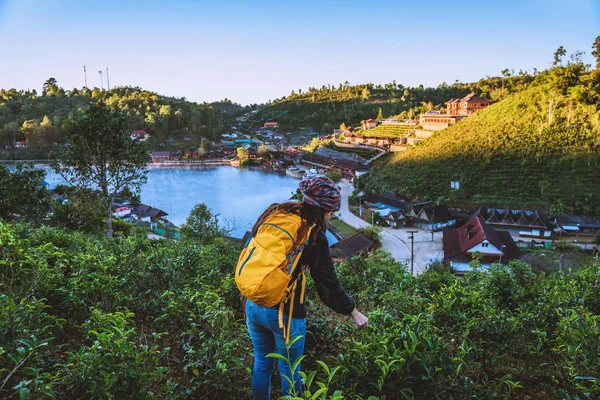 Vrouwelijke reizigers reizen door de natuur berg. Reizen in reis Ban Rak Thaise dorp op het platteland bij Mae Hong Son, in Thailand. — Stockfoto