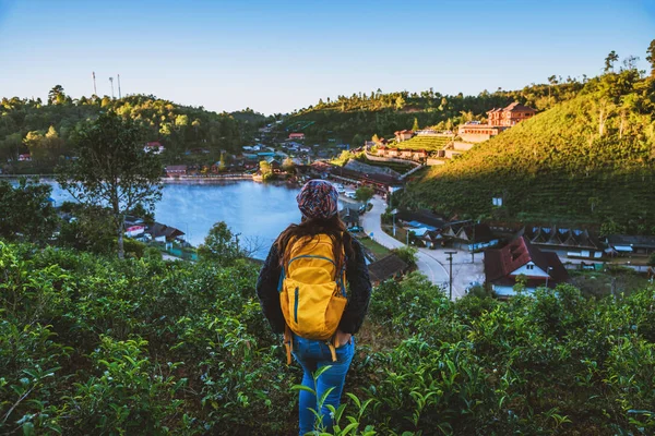 Vrouwelijke reizigers reizen door de natuur berg. Reizen in reis Ban Rak Thaise dorp op het platteland bij Mae Hong Son, in Thailand. — Stockfoto