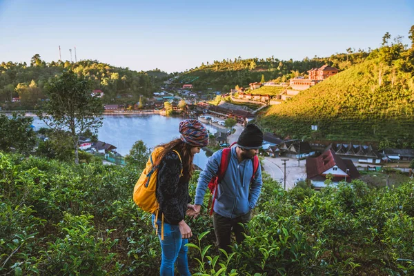 Casal asiático viajando em Ban Rak tailandês aldeia rural. Viajar, acampar no inverno, Relaxamento ao ar livre, casais românticos . — Fotografia de Stock