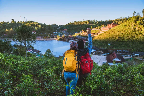 Casal asiático viajando em Ban Rak tailandês aldeia rural. Viajar, acampar no inverno, Relaxamento ao ar livre, casais românticos . — Fotografia de Stock