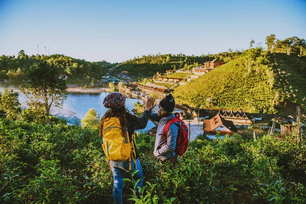 Viagem jovem desfrutando de um olhar para o nascer do sol. Natureza de viagem. Viagens relaxar ao ar livre, casais românticos . — Fotografia de Stock