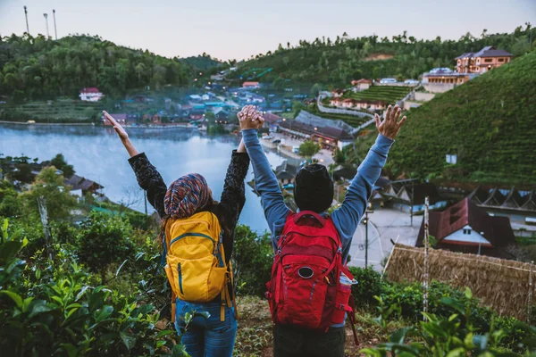 Casal asiático viajando juntos na montanha em Ban Rak paisagem aldeia tailandesa. Viajar, acampar no inverno, Relaxamento ao ar livre, casais românticos . — Fotografia de Stock