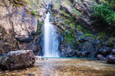 Doğal arka plan fotoğraf jogkradin Tayland, Kanchanaburi 'de ormanın derinliklerinde. Zümrüt şelale, seyahat doğa, seyahat rahatlama, seyahat Tayland, şelale resmi, manzara fotoğrafı.