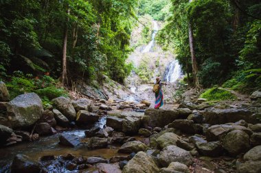 Asyalı kadınlar tatilde dinlenir. Krabi 'deki Moutain (Huai Toh şelalesi) şelalesinde seyahat edin. seyahat doğa, seyahat rahatlama, yürüyüş ormanı, seyahat Tayland.