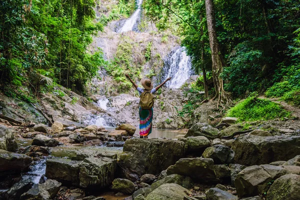 亚洲女人在假期里放松. 在Krabi的Moutain（淮东瀑布）旅行瀑布。 旅游自然，旅游放松，步行森林，旅游泰国. — 图库照片