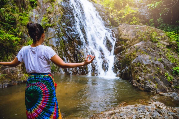 Asijky odpočívají o prázdninách. Zahraj si jógu. Zahrajte si jógu u vodopádu na hoře. cvičení, dobré zdraví, cestovní příroda, Travel relax. Cestovní Thajsko. (Huai Toh vodopád) — Stock fotografie