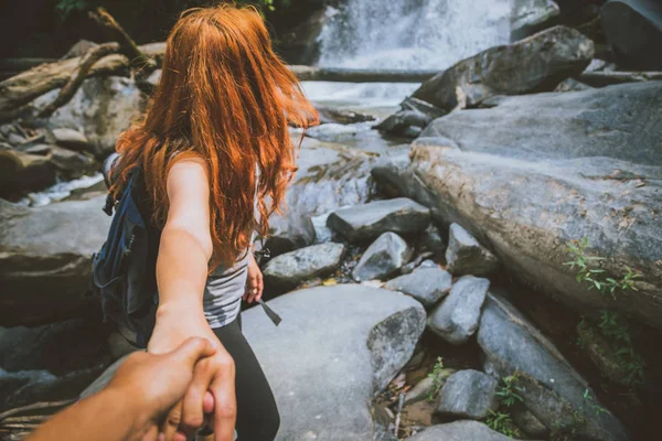 Male and woman couples asia. Walking hand travelers travel nature Forests, mountains, waterfalls. Travel Siliphum Waterfall at Chiangmai, in  Thailand. — Stock Photo, Image