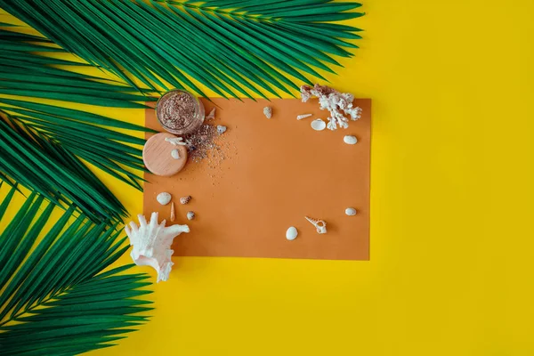 Hojas verdes de palma tropical sobre fondo amarillo brillante. Diseño de la naturaleza creativa hecho hojas. Arte conceptual. Concepto de verano, fondo de hoja de palma tropical, espacio para texto . —  Fotos de Stock